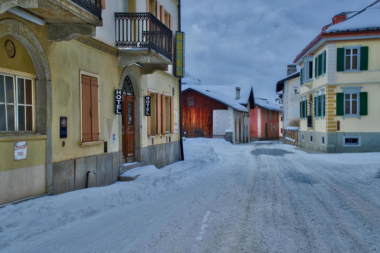 piccolo paese con hotel foto