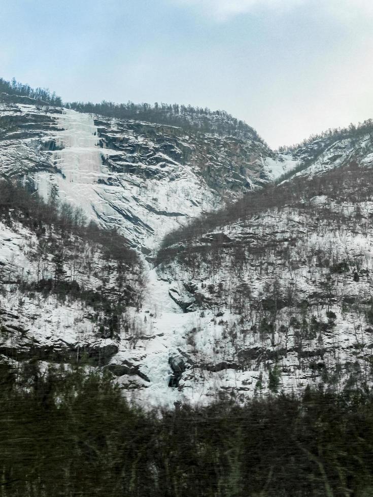 cascata ghiacciata e ghiaccioli in un bellissimo paesaggio in norvegia. foto