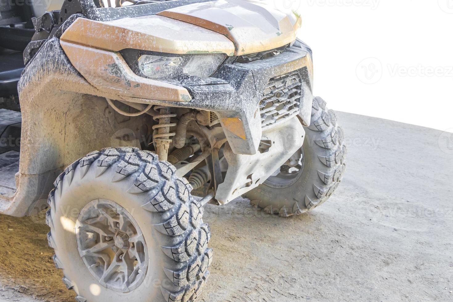 buggy auto golf cart carrelli muddy street village holbox messico. foto