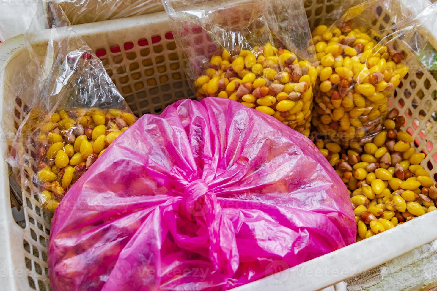 il ginkgo biloba crudo addolcisce i semi cibo tailandese a Bangkok in Thailandia. foto