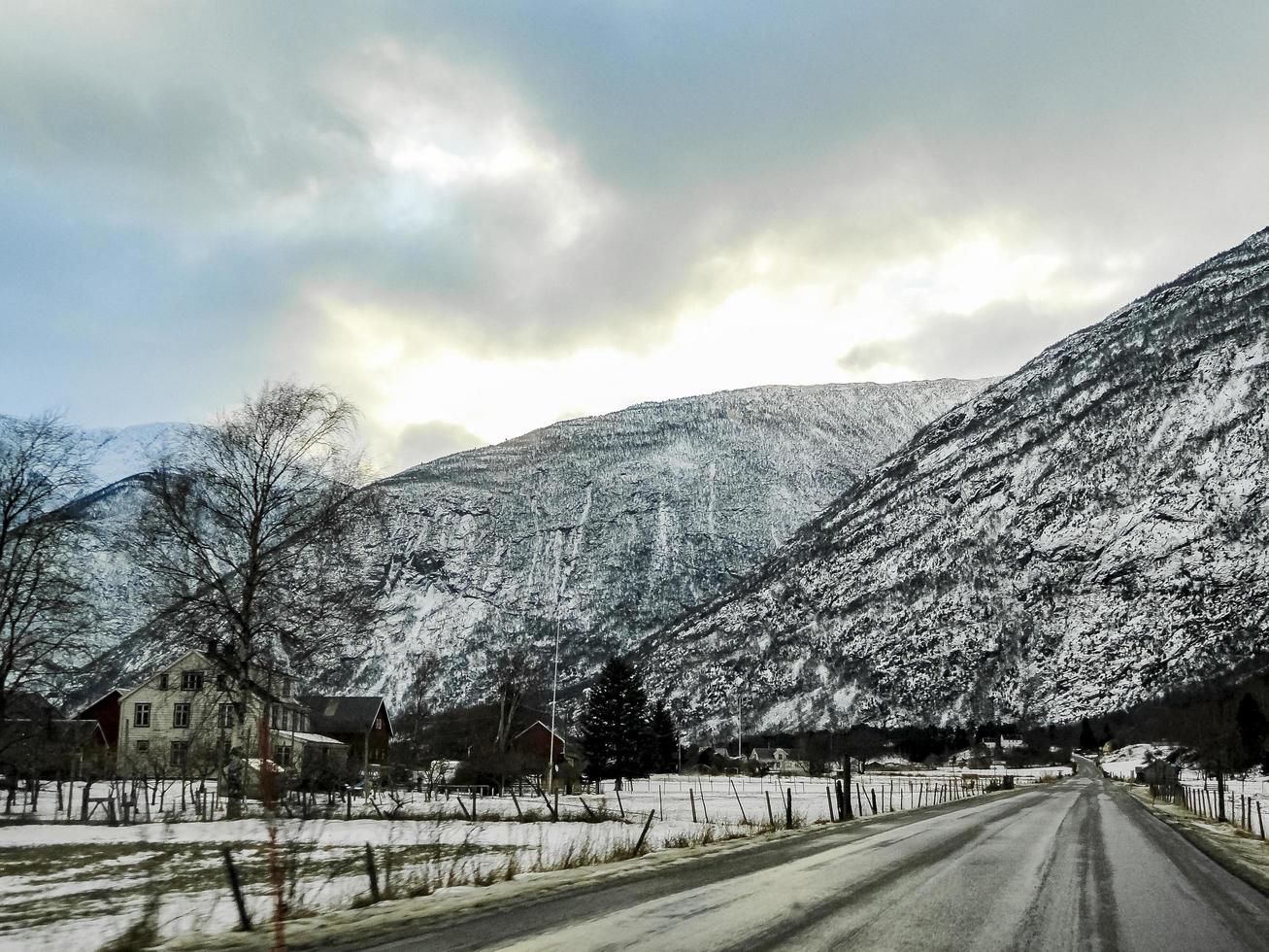 guidando attraverso la strada innevata e il paesaggio invernale in Norvegia. foto