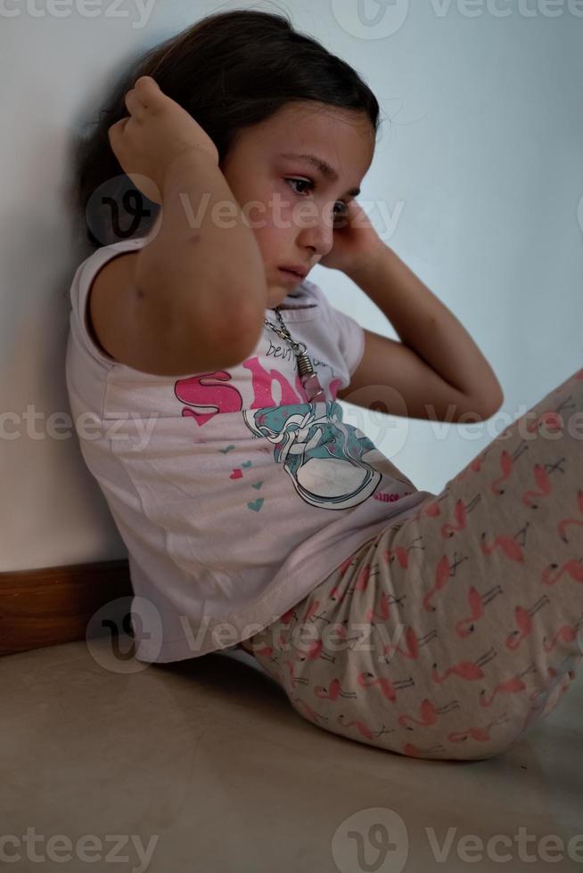 bambina annoiata in isolamento a casa durante l'epidemia di covid 19 in quarantena. foto