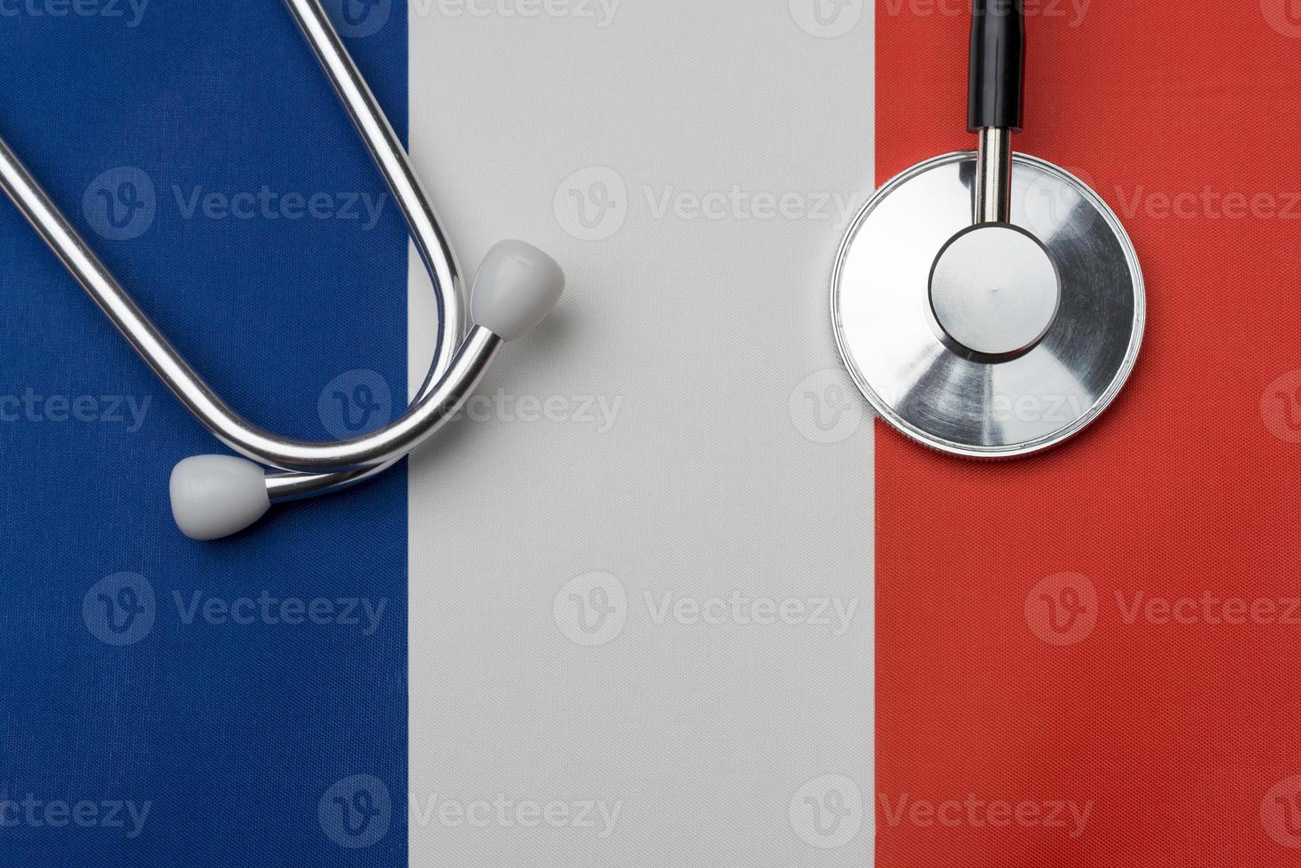 bandiera francese e stetoscopio. il concetto di medicina. foto