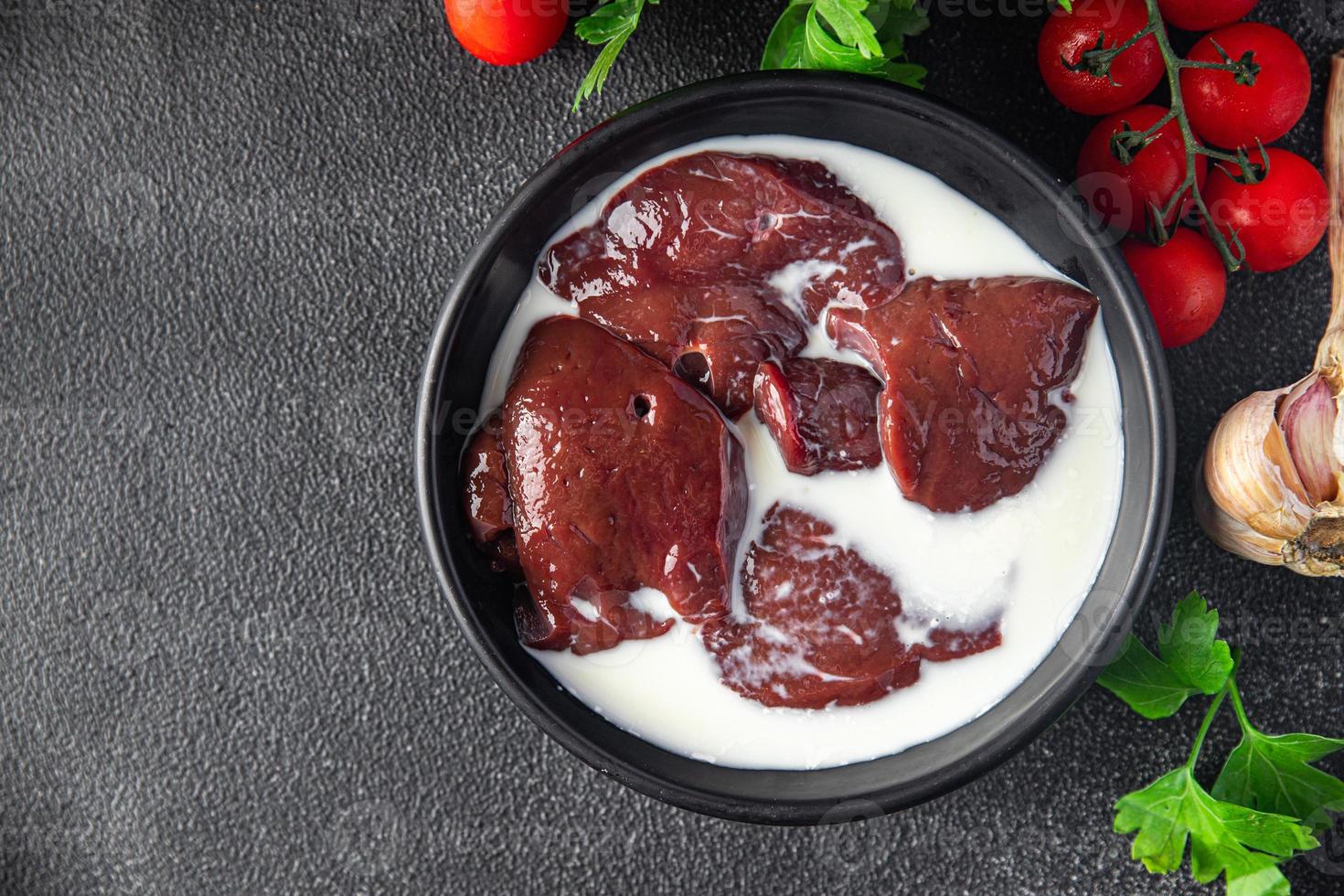 carne di maiale cruda di fegato, carne di frattaglie di manzo spuntino alimentare sano foto