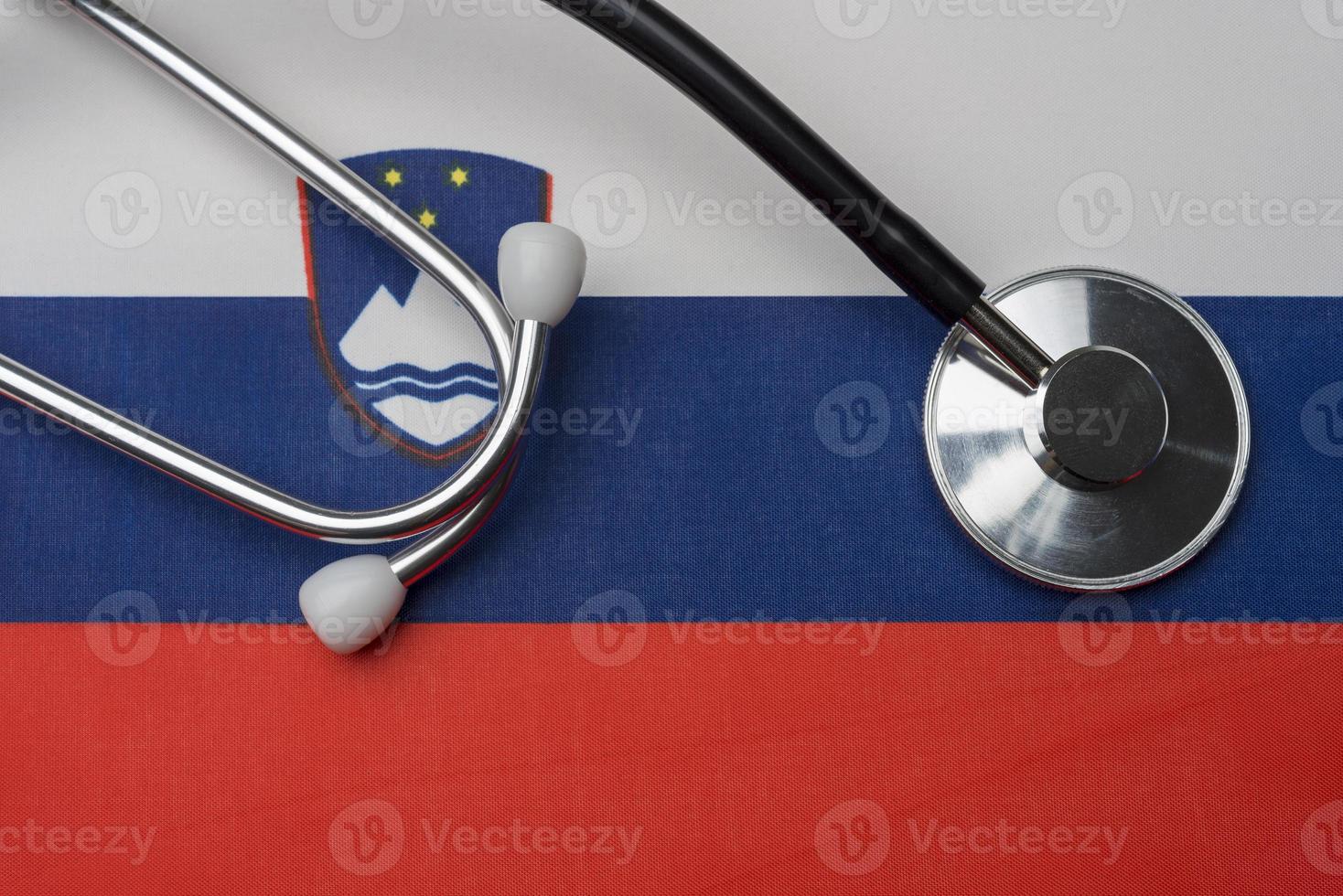 bandiera della slovenia e stetoscopio. il concetto di medicina. foto