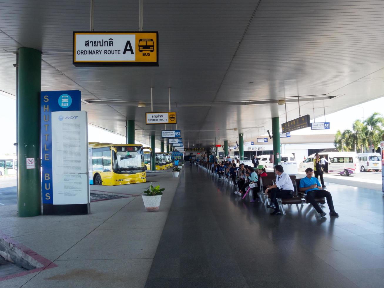 bangkok, tailandia, 31 ottobre 2018, bus dell'otturatore, l'aeroporto di suvarnabhumi è l'aeroporto principale della tailandia.0n bangkok, tailandia, ottobre 2018. foto