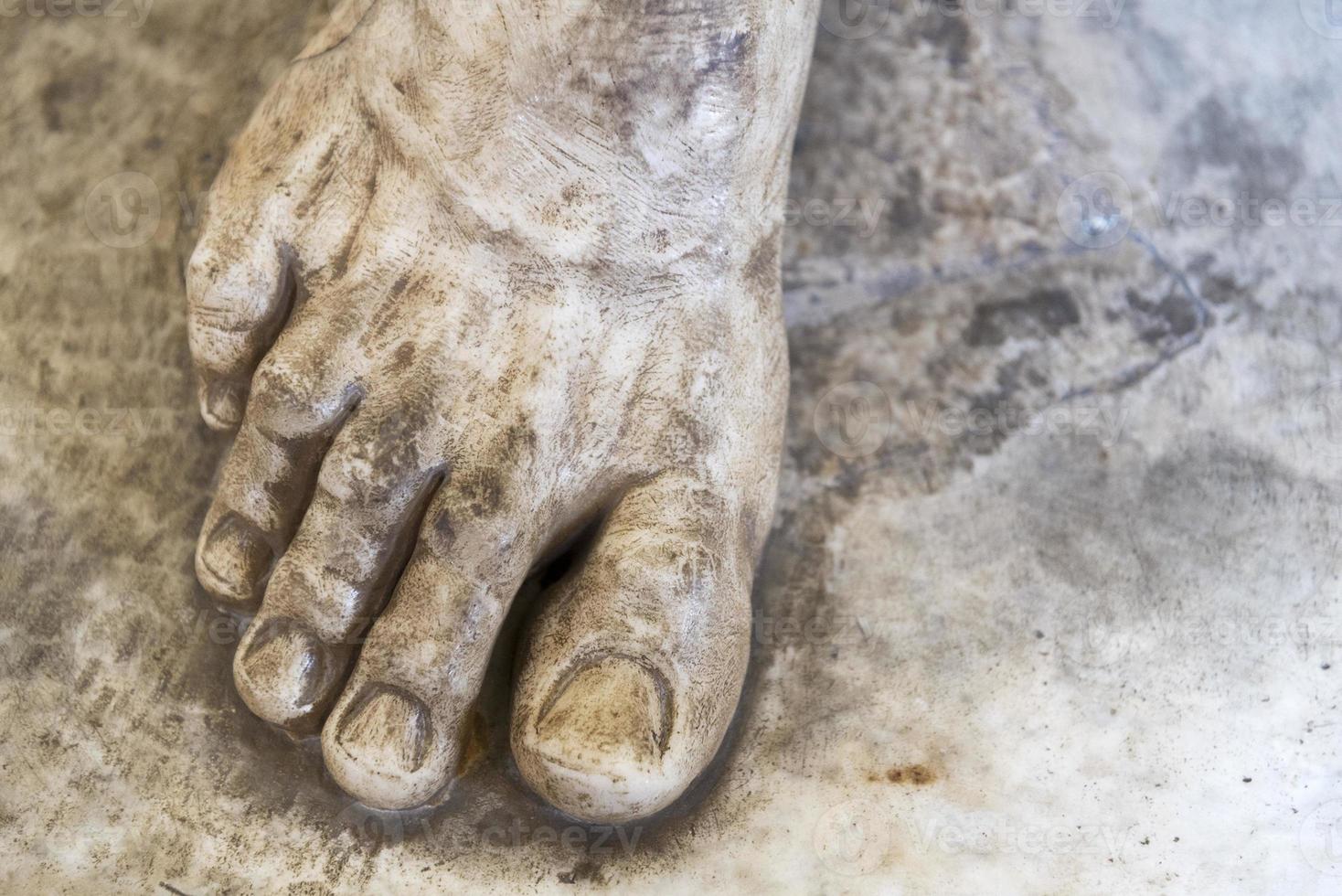 primo piano del piede in marmo della scultura. foto
