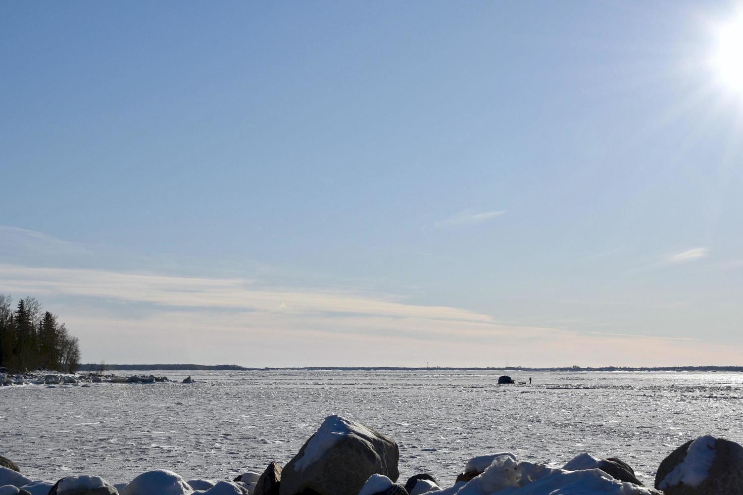 inverno a manitoba - pesca sul ghiaccio sul lago winnipeg foto