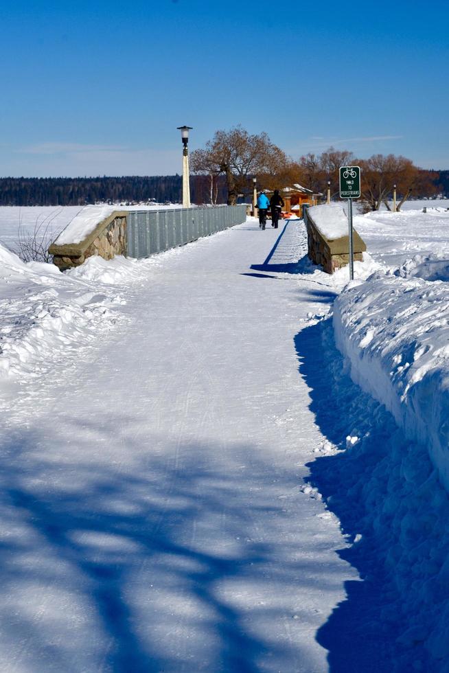 inverno a manitoba - camminando su un ponte innevato foto