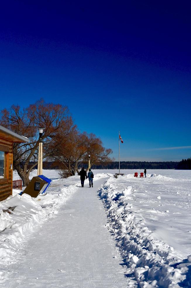 inverno a manitoba - una coppia cammina su un sentiero innevato foto