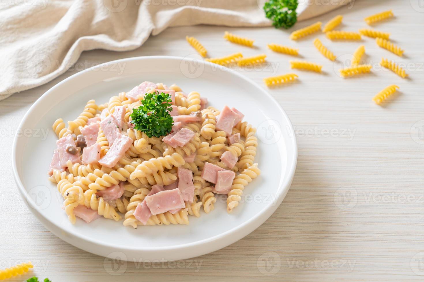 pasta a spirale su crema di funghi con prosciutto foto