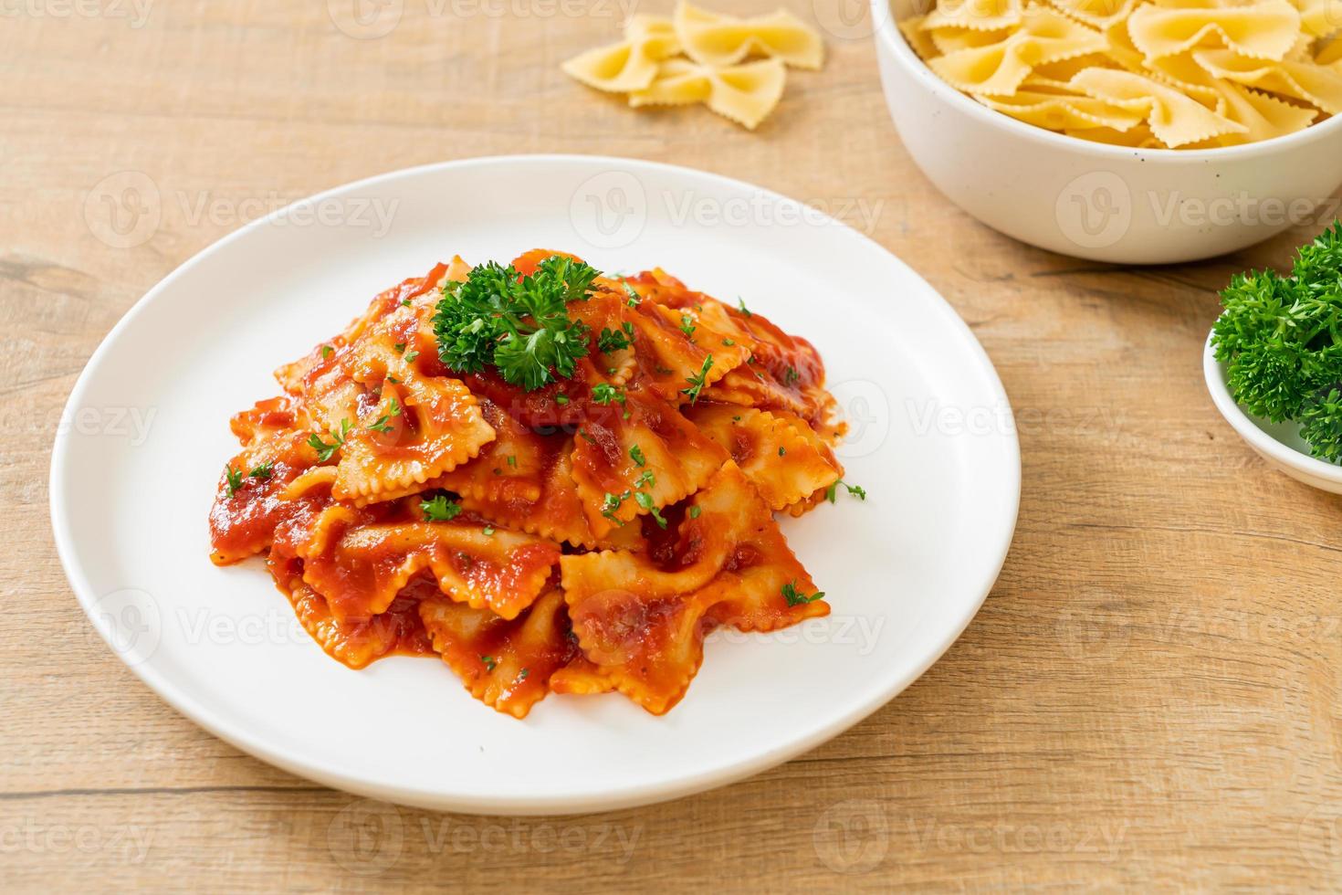 farfalle in salsa di pomodoro con prezzemolo foto