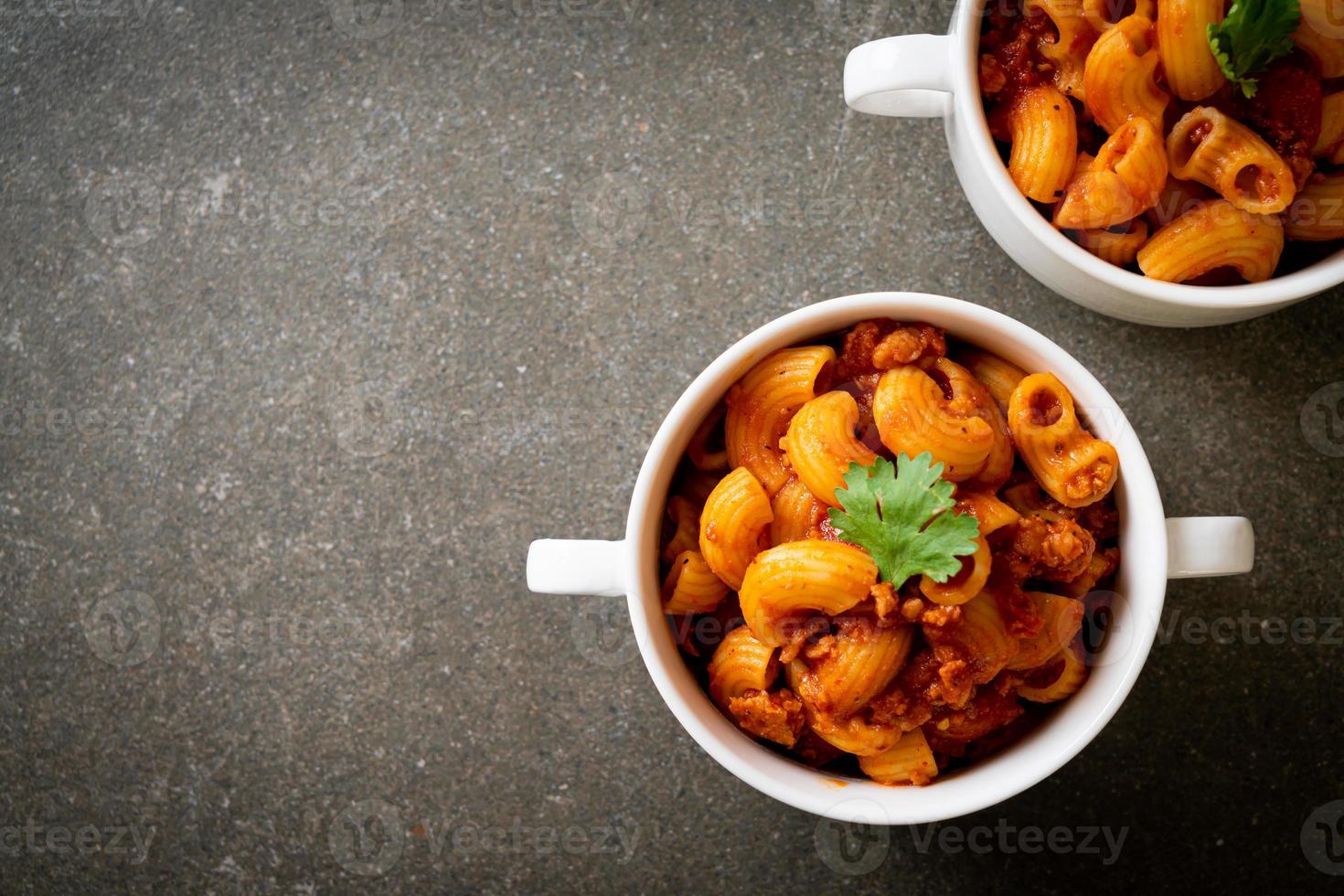 maccheroni con salsa di pomodoro e carne di maiale macinata foto