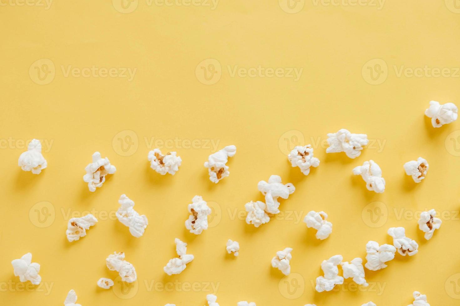 popcorn su uno sfondo giallo come immagine di sfondo. vista dall'alto. copia, spazio vuoto per il testo foto