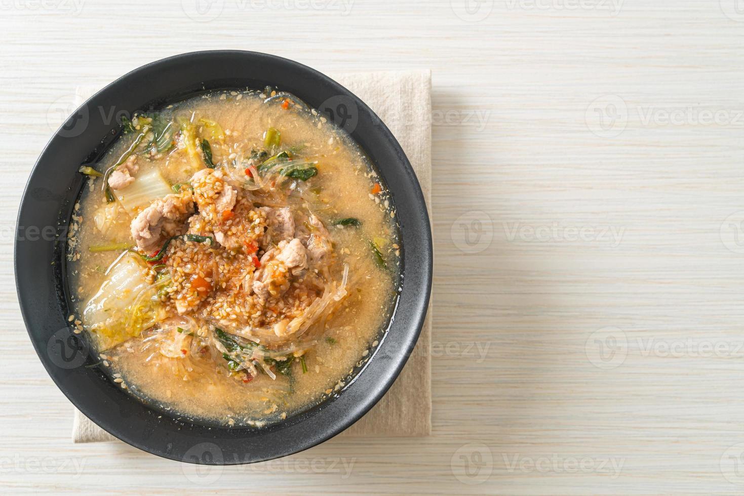 zuppa di sukiyaki con maiale in stile thai foto