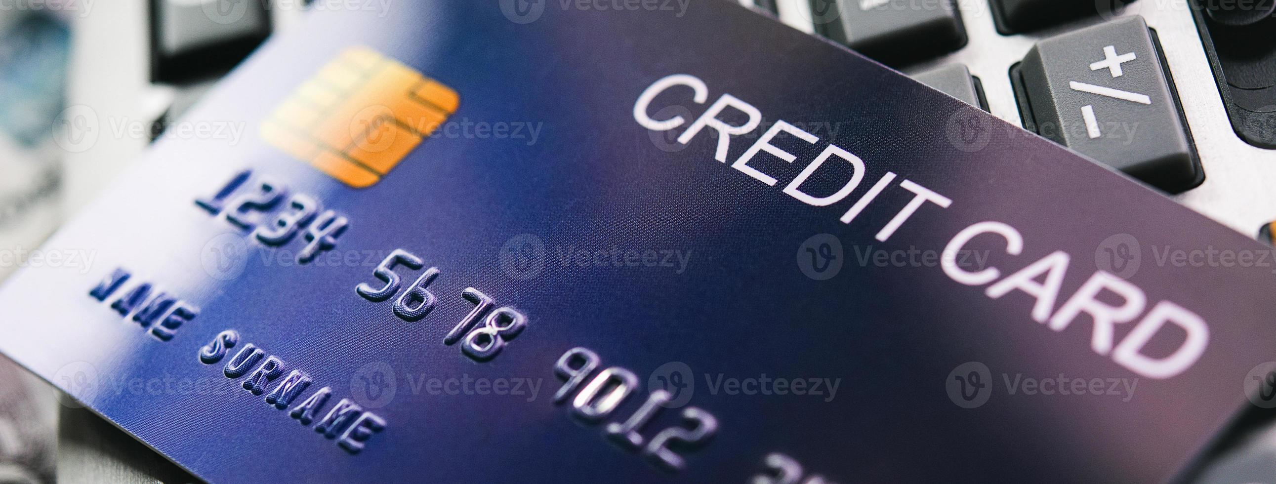 immagine banner della carta di credito su sfondo calcolatrice per il concetto finanziario foto