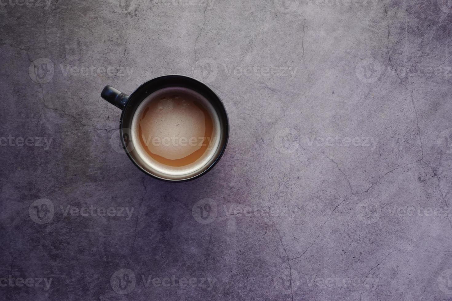 vista dall'alto di caffè fresco fatto in casa su sfondo nero foto