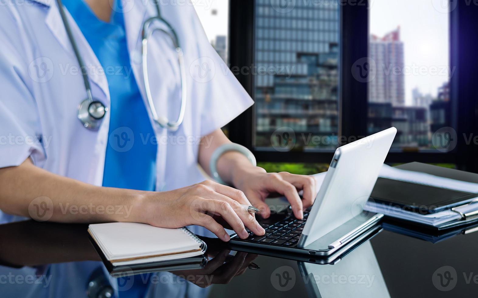 mano del medico di medicina che lavora con la moderna interfaccia del computer tablet digitale foto