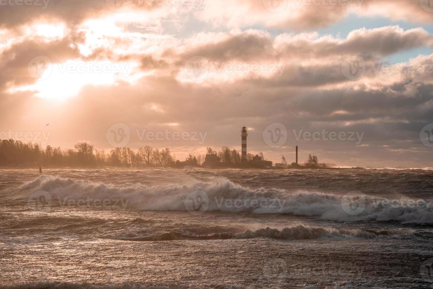 onde del temporale che si infrangono sulla spiaggia foto