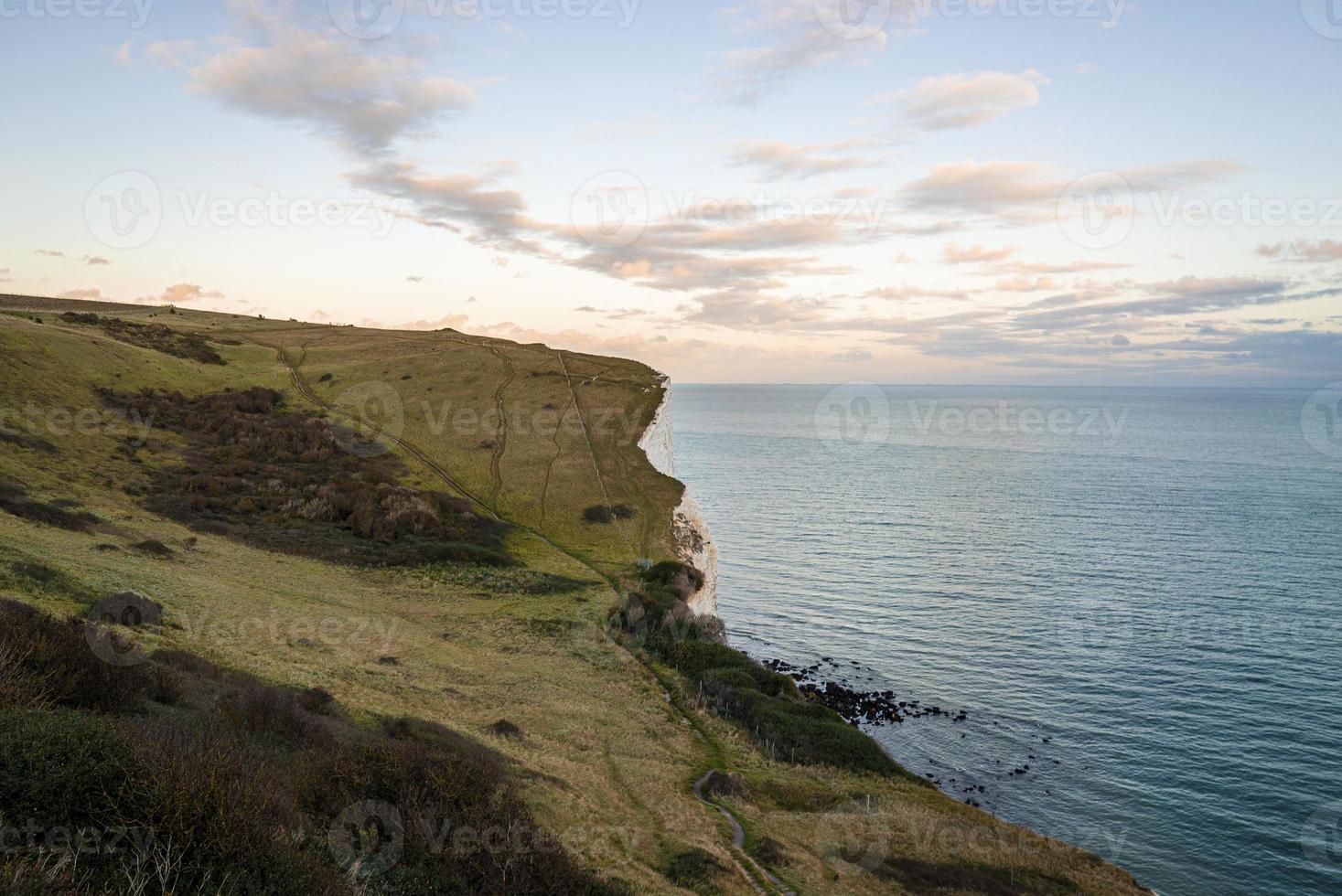 vista panoramica di bianche scogliere con mare contro il cielo foto