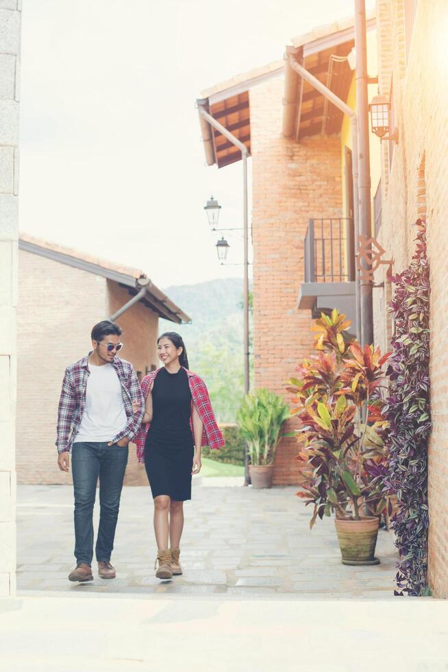 giovane hipster amore coppia godendo con le vacanze estive insieme camminando per strada nella città urbana. foto