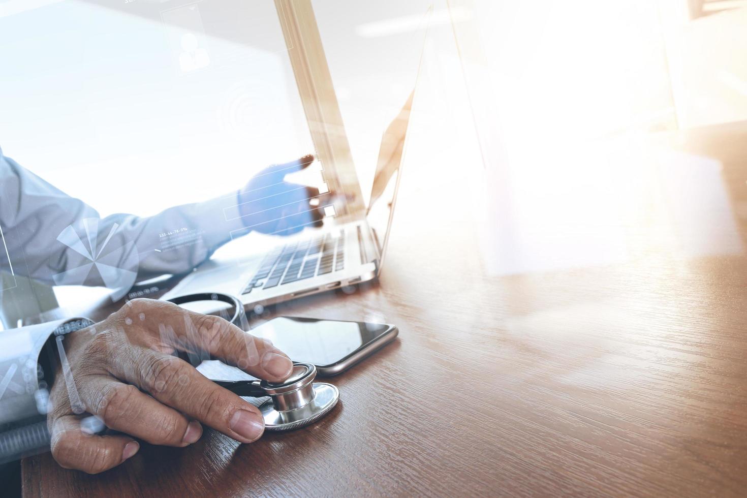 mano di medico che funziona con il computer portatile nell'ufficio medico dell'area di lavoro come concetto foto