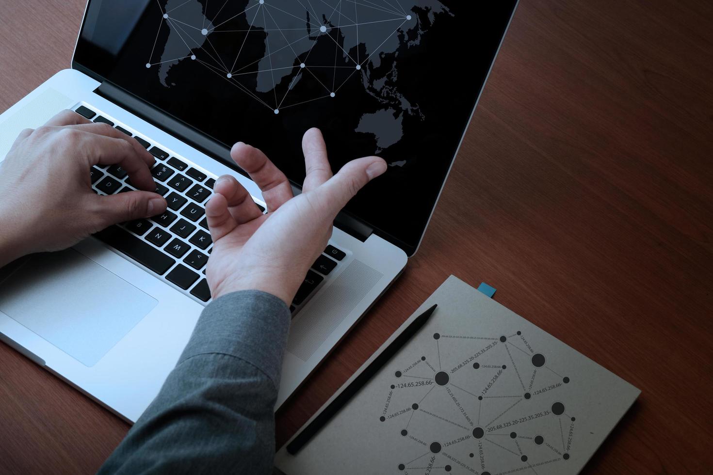 vista dall'alto della doppia esposizione della mano dell'uomo d'affari che lavora con il nuovo computer moderno e la strategia aziendale come concetto foto