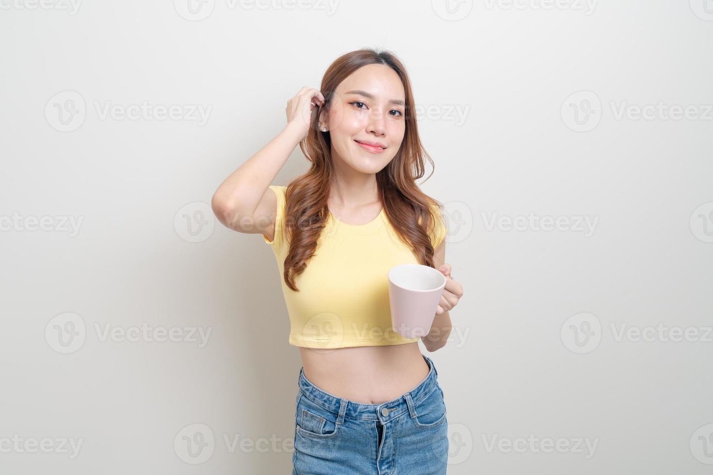 ritratto bella donna asiatica che tiene tazza di caffè o mug foto