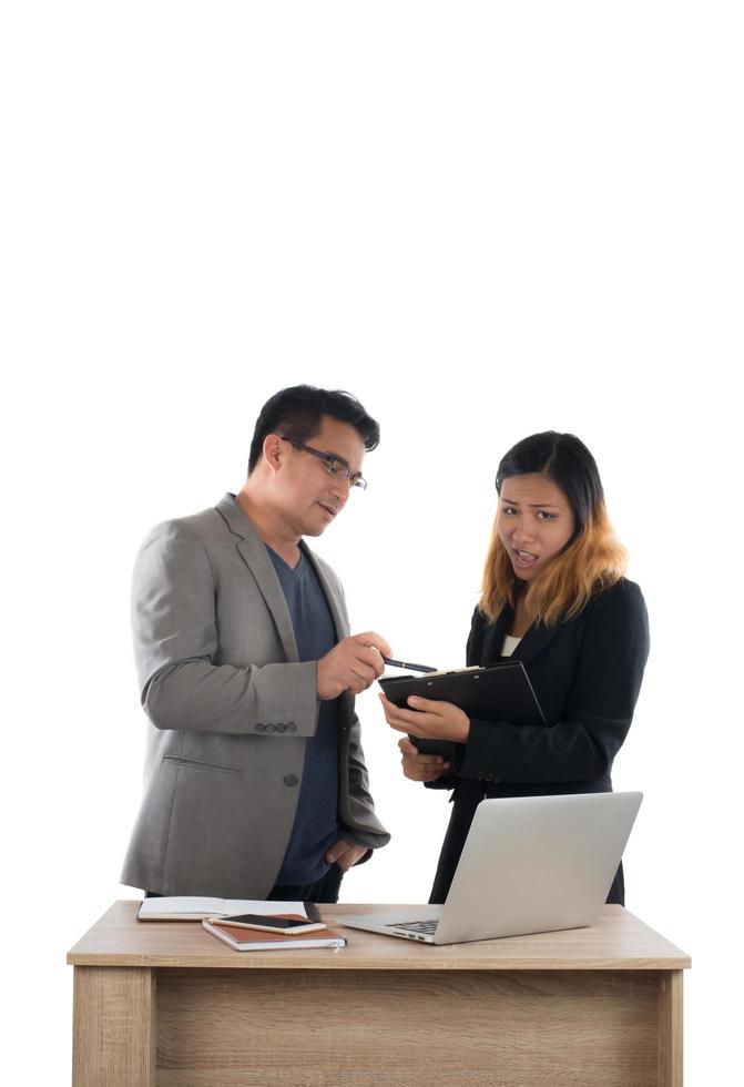 giovane donna d'affari in piedi con il suo capo conversazione sul business in ufficio isolato su sfondo bianco. foto