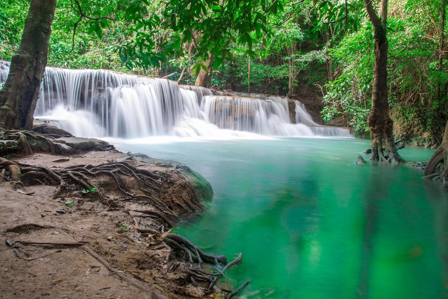 bella cascata e luogo di riposo della foresta verde e tempo di relax foto