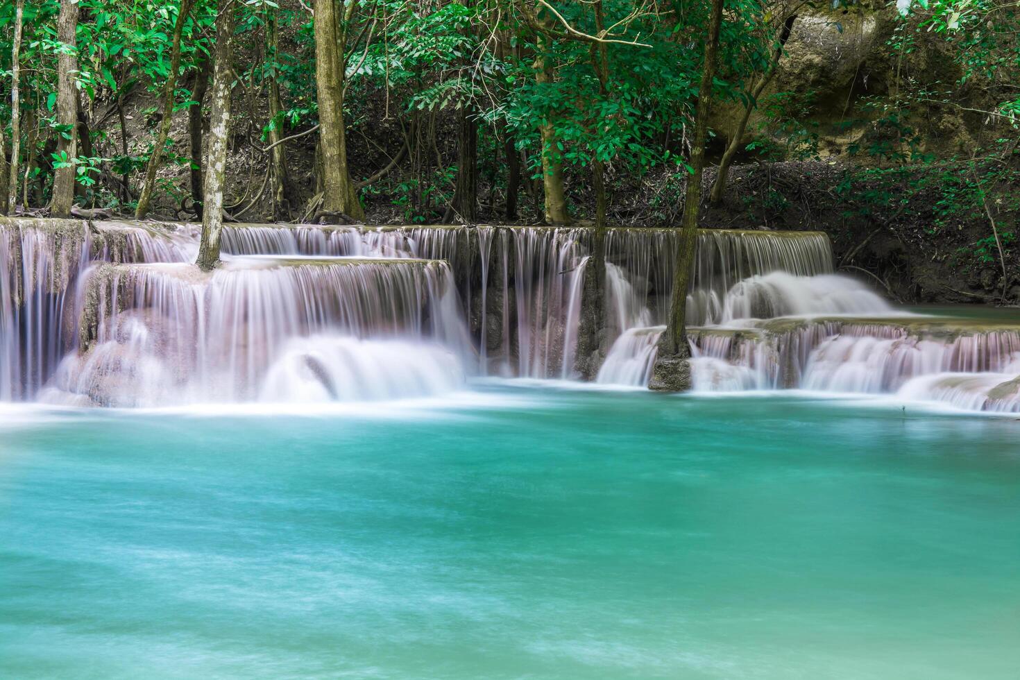 bella cascata e luogo di riposo della foresta verde e tempo di relax foto