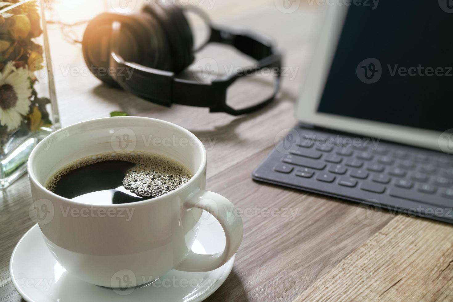 Tastiera intelligente per docking station da tavolo digitale e tazza da caffè, erbe aromatiche per fiori di vaso, cuffie musicali, occhiali da vista su tavolo in legno, effetto filtro foto