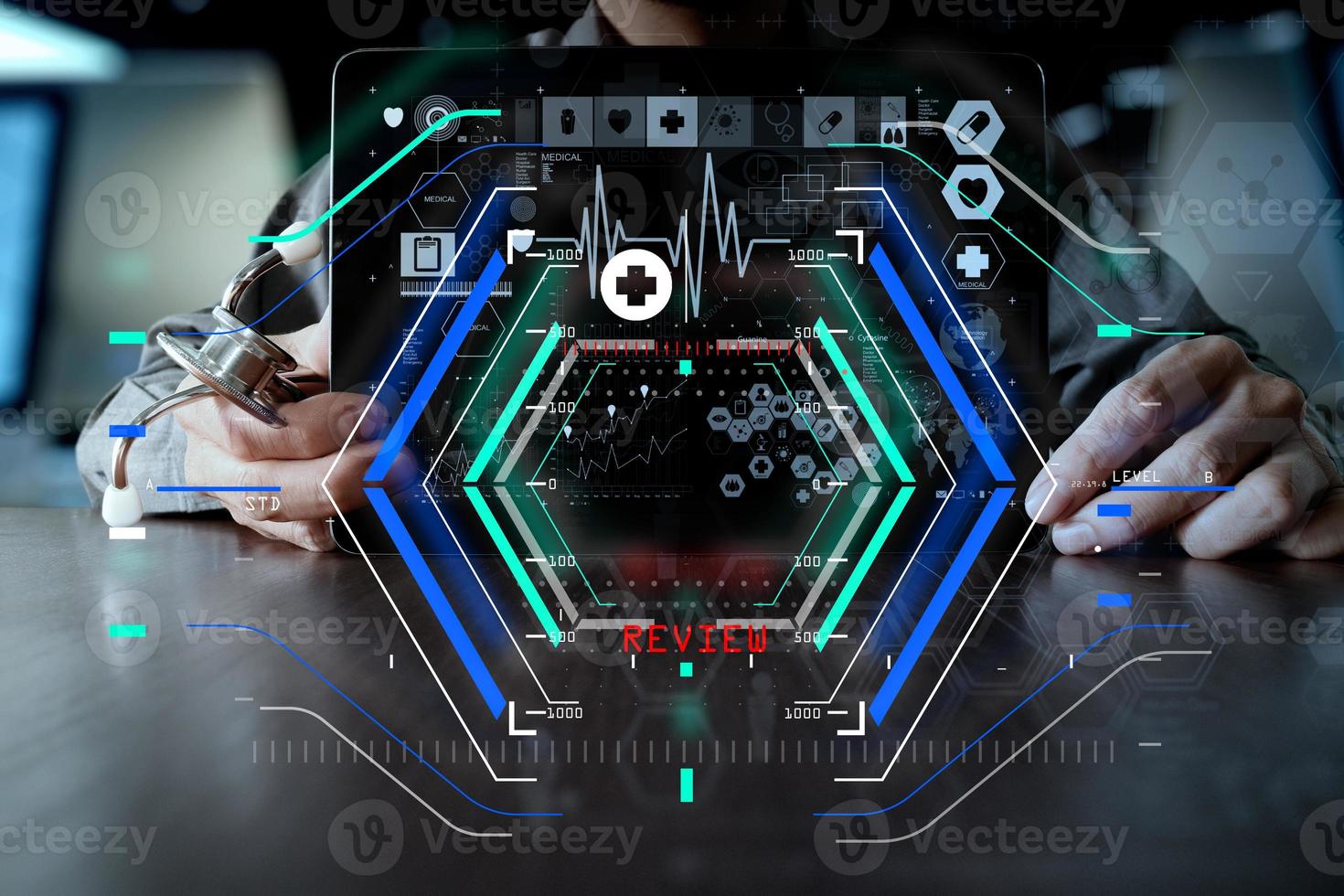 mano del medico di medicina che lavora con la moderna interfaccia del computer e l'effetto del livello digitale come concetto di rete medica foto