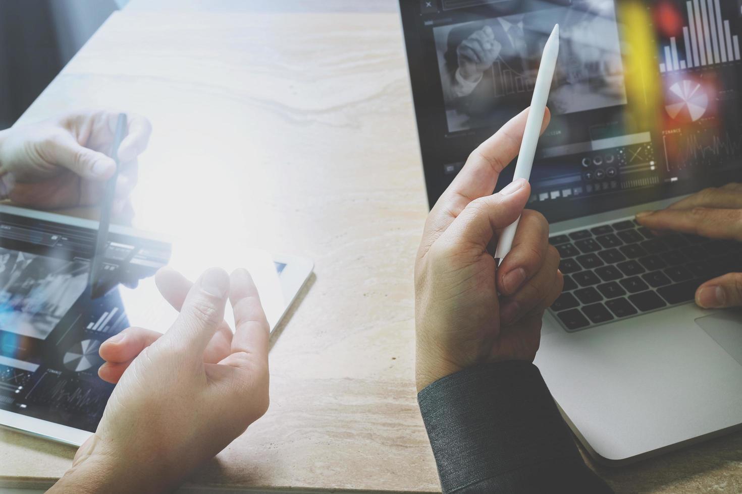 uomo d'affari che fa presentazione con i suoi colleghi e computer digitale tablet aziendale in ufficio come concetto foto