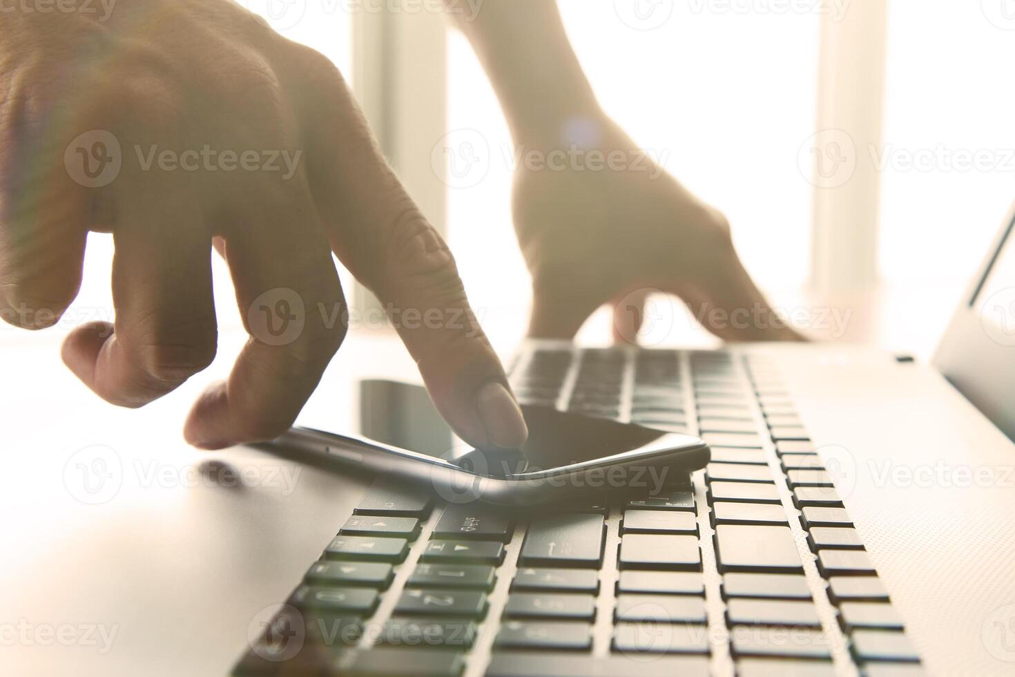 lavoro manuale del progettista e smartphone e laptop sulla scrivania di legno in ufficio foto