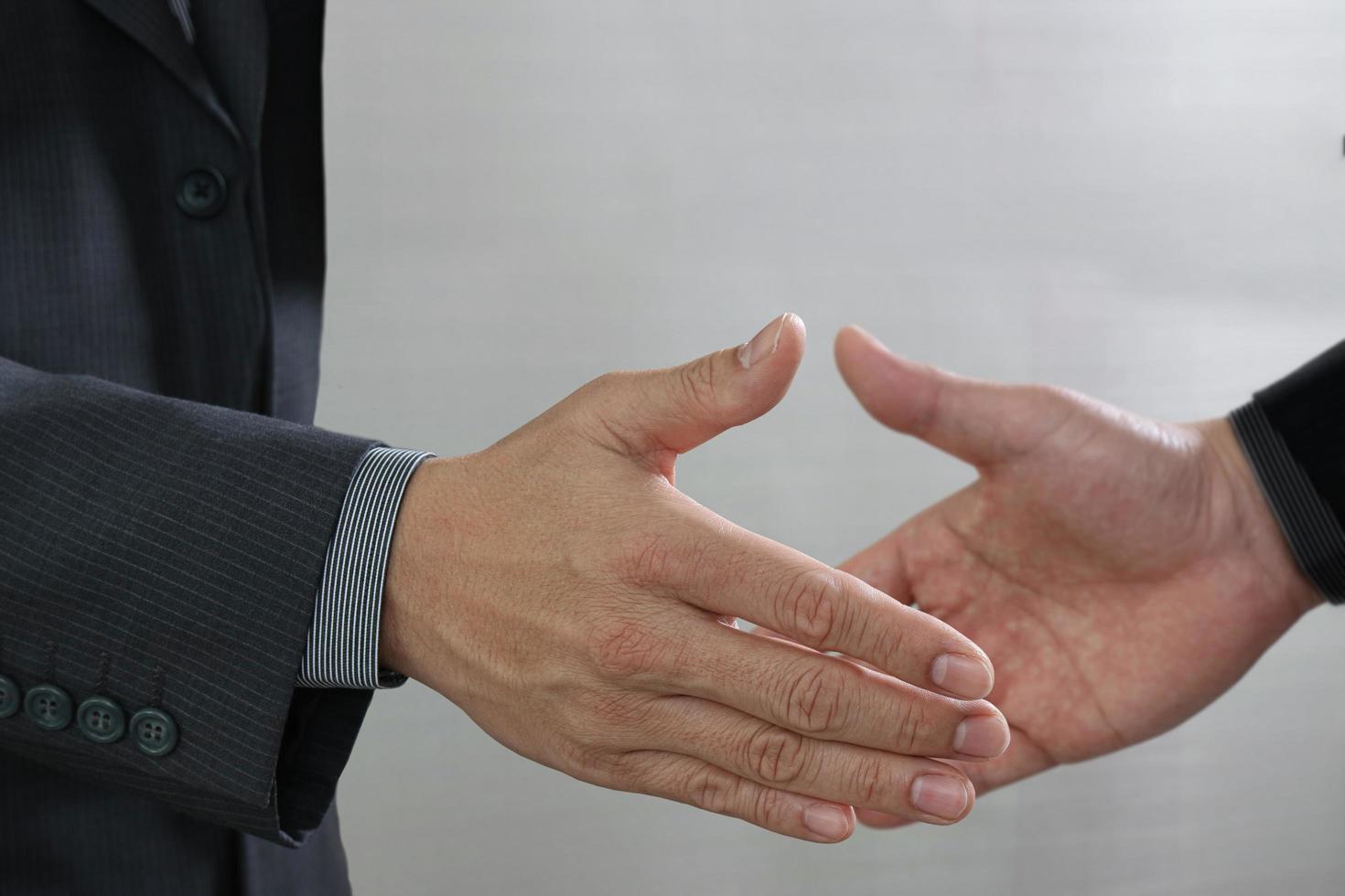 business partnership meeting concept.photo stretta di mano degli uomini d'affari. uomini d'affari di successo che si stringono la mano dopo un affare perfetto. primo piano foto