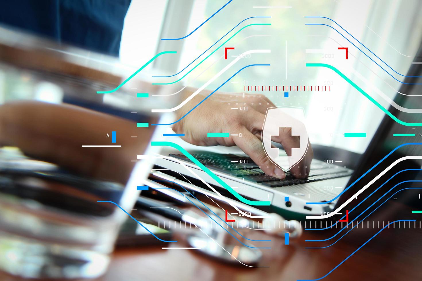 medico che lavora con la compressa digitale e il computer portatile in ufficio area di lavoro medica e diagramma di media di rete medica come concetto foto