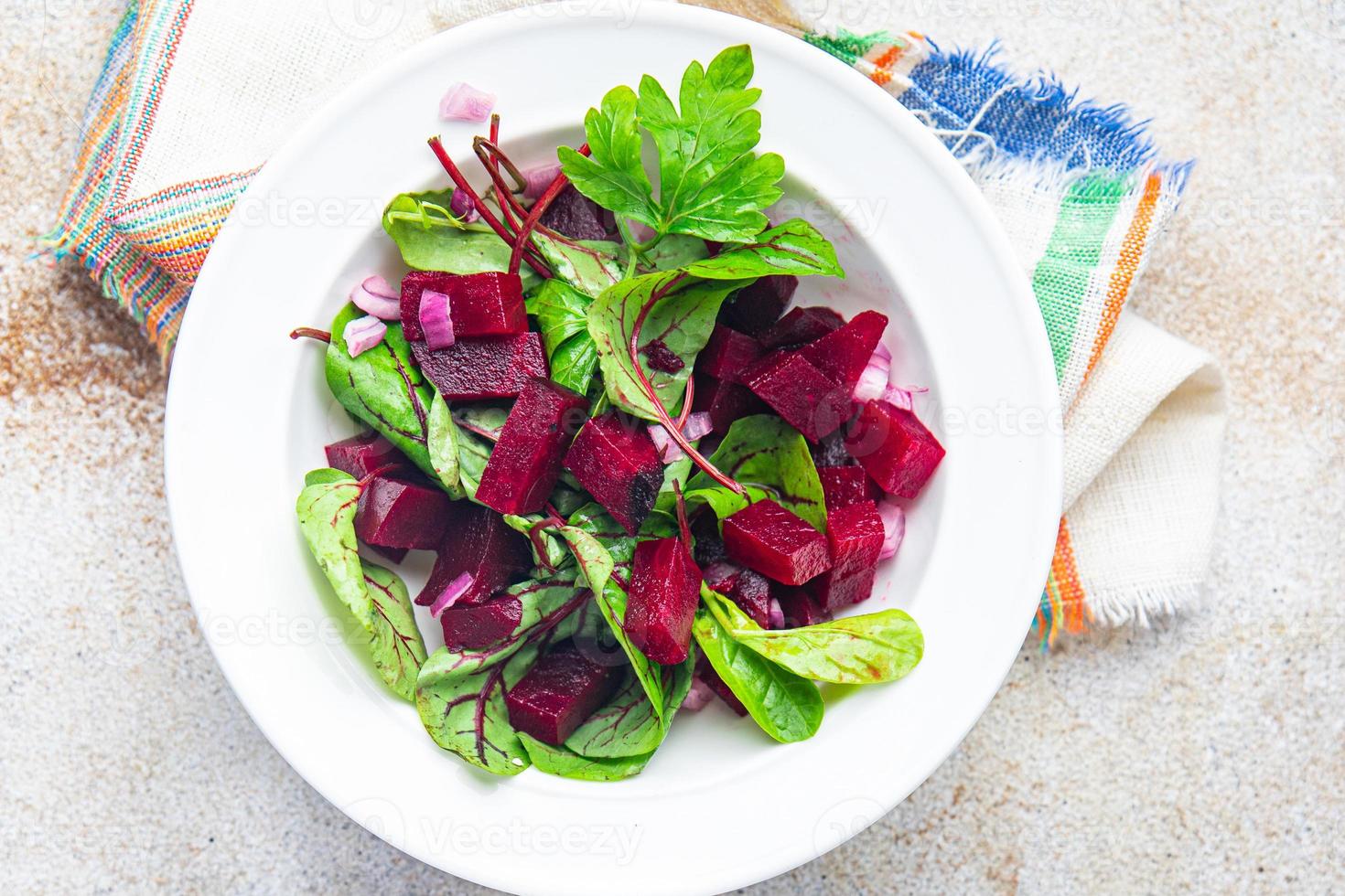 mix di insalata di barbabietola lascia barbabietola verde verdura fresca dietetica cibo vegano o vegetariano foto