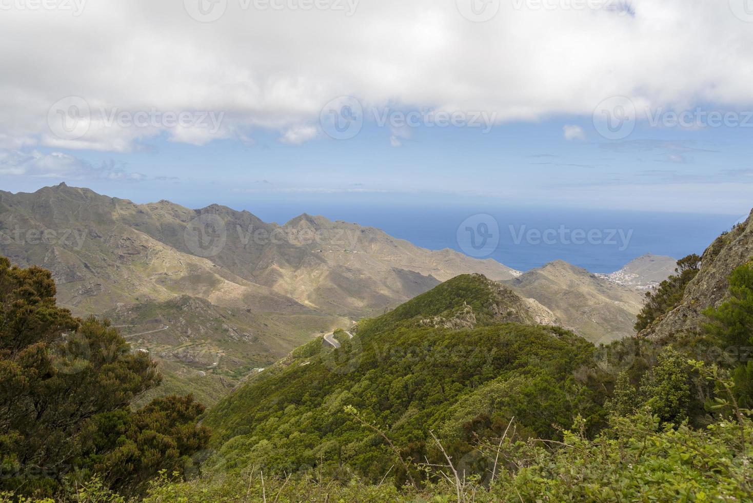 montagne e mare sull'isola di tenerife. foto