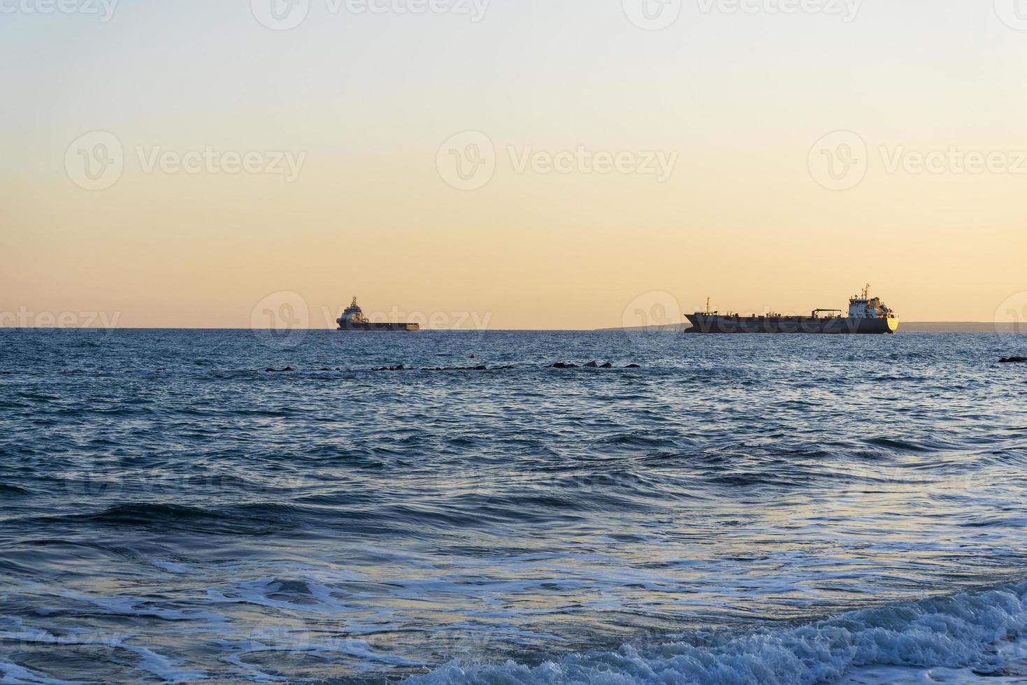 navi da carico all'orizzonte del Mar Mediterraneo. foto