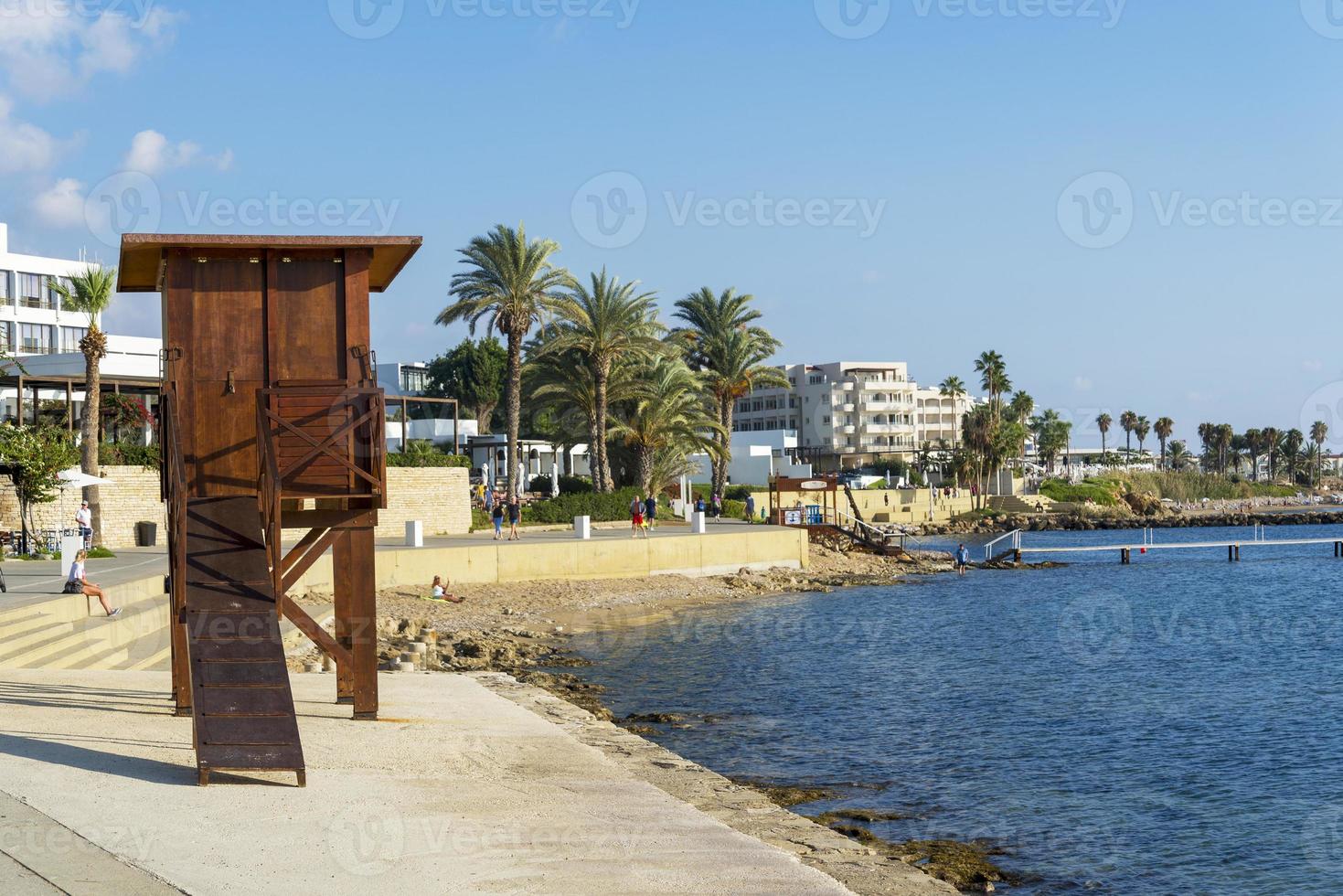 torre di salvataggio sulla spiaggia del mare. pafo, cipro. foto