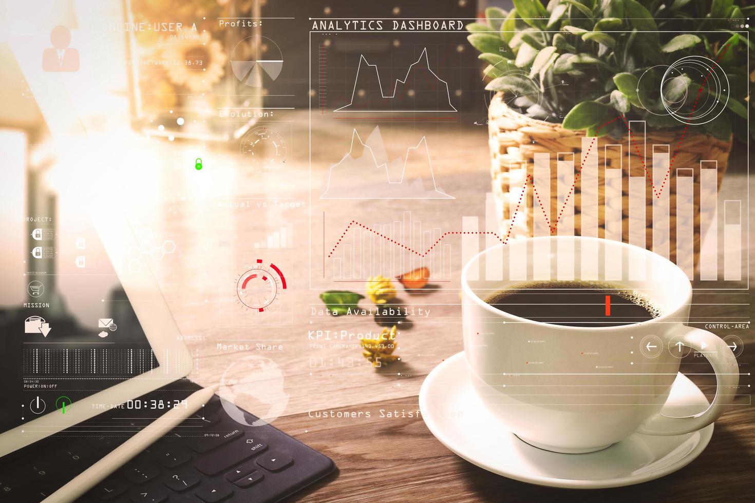 tazza di caffè e tastiera digitale dock da tavolo intelligente, vaso di erbe aromatiche, penna stilo sul tavolo di legno, effetto filtro foto