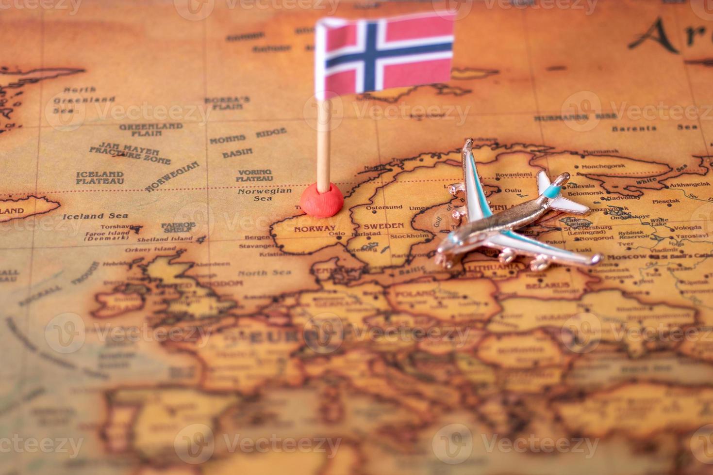 la bandiera della Norvegia e l'aereo sulla mappa del mondo. foto
