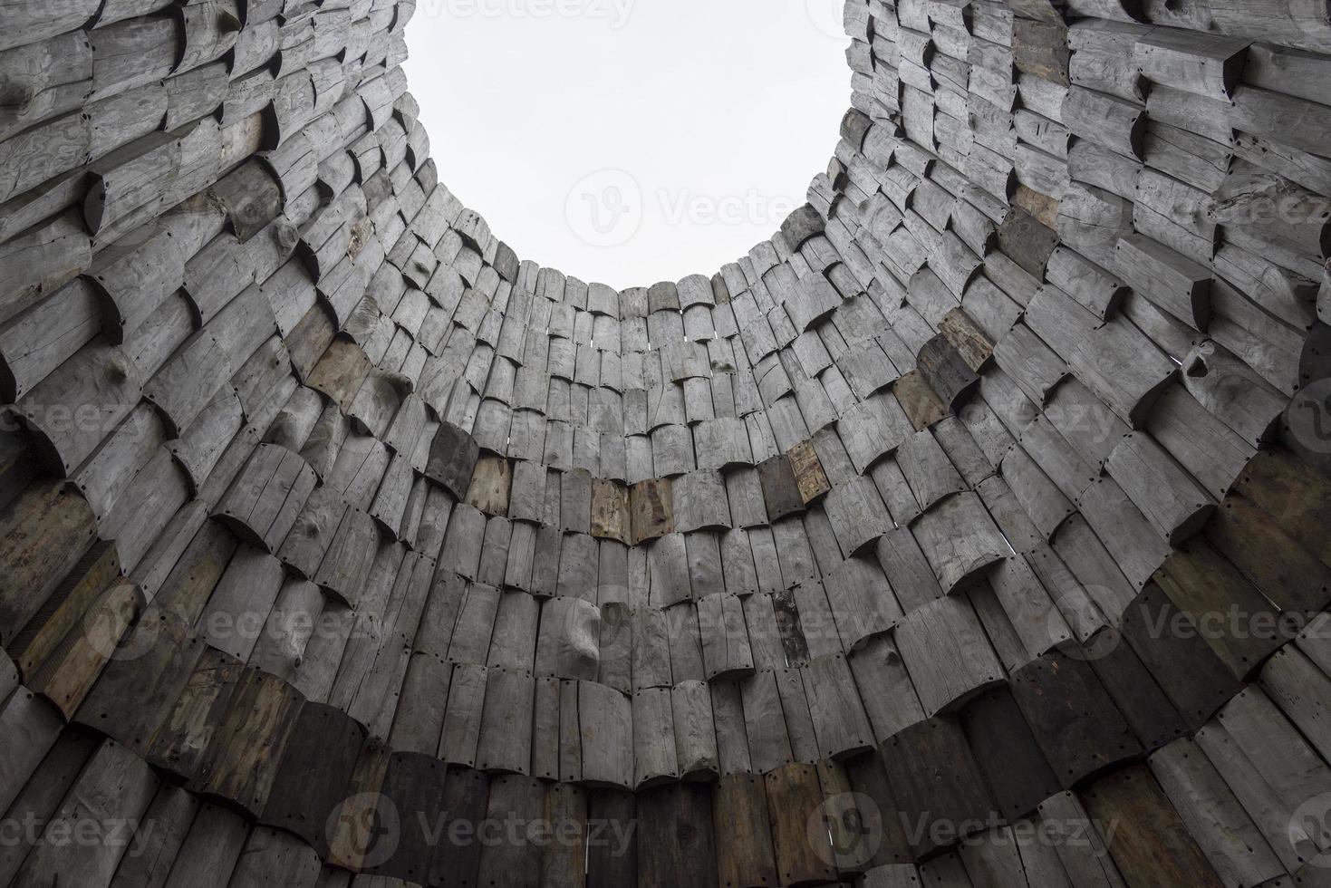 struttura in legno barre verticali identiche di quercia. foto