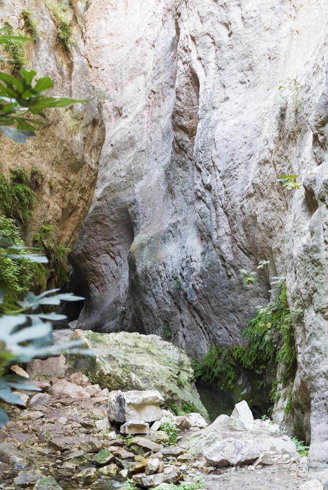 rocce multicolori illuminate dal sole della gola di avakas a cipro. foto