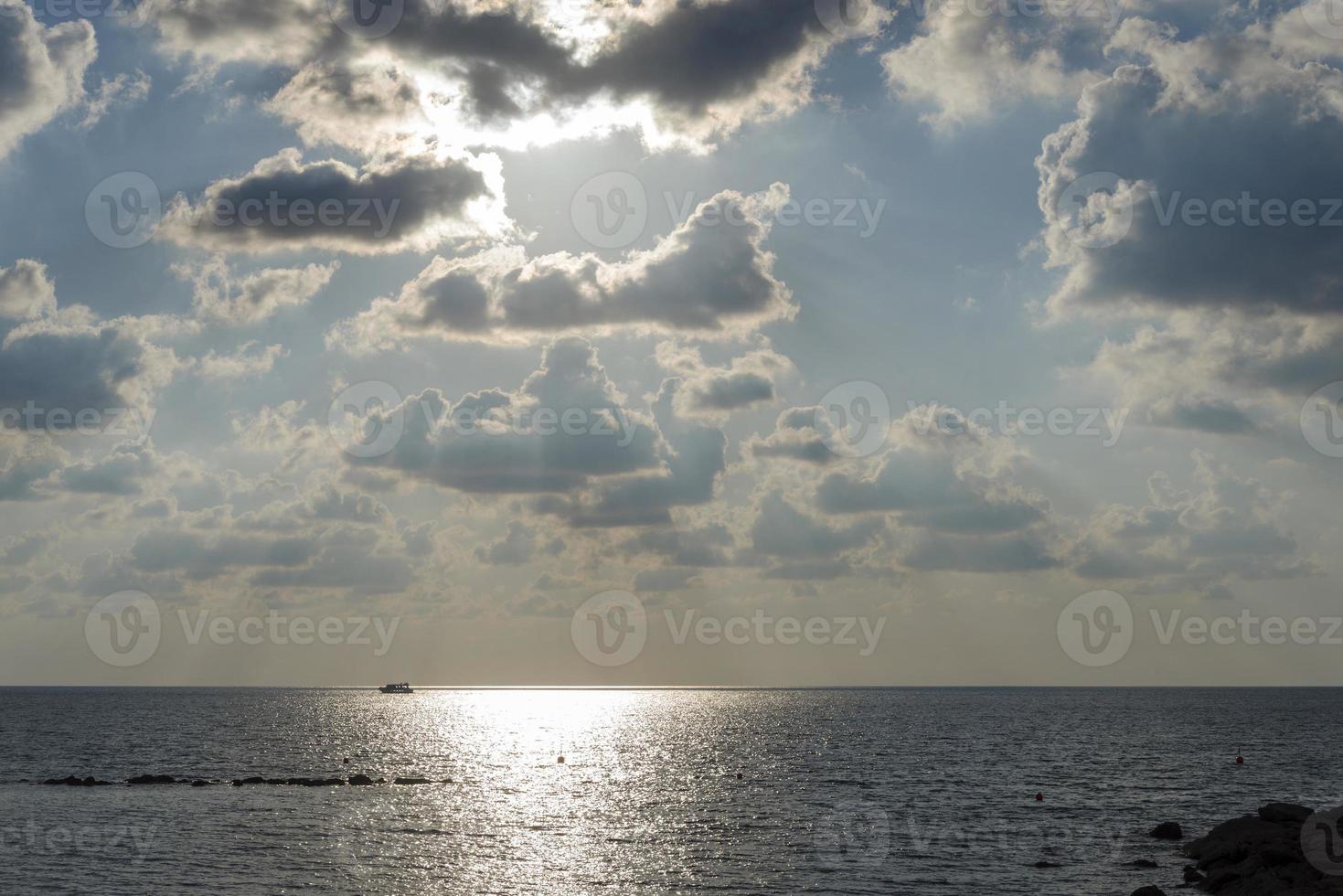 nuvole scure e pesanti coprivano il cielo blu sul Mar Mediterraneo. nuvole di pioggia dura. foto