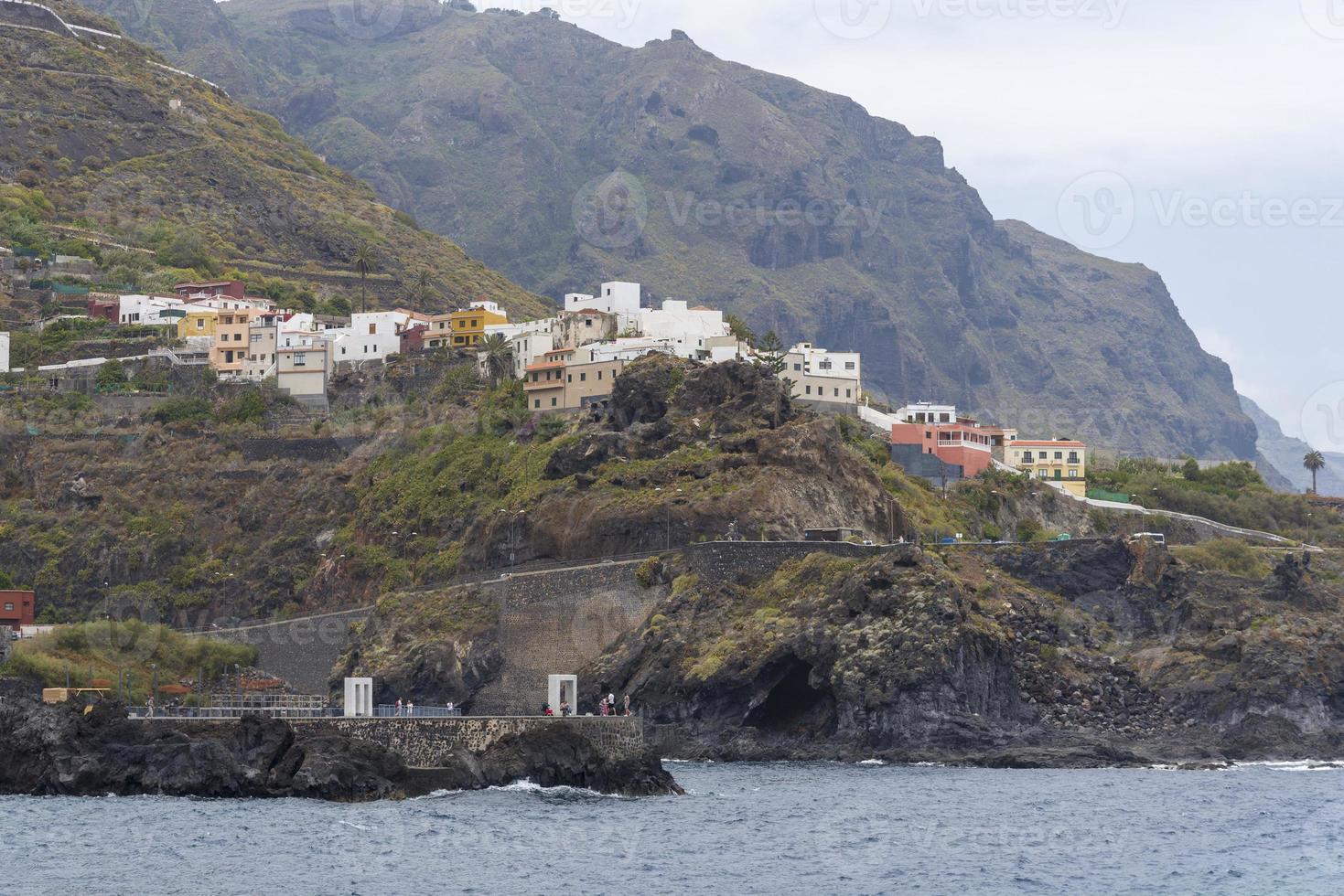 il mare e la casa sulla collina dell'isola di tenerife. foto