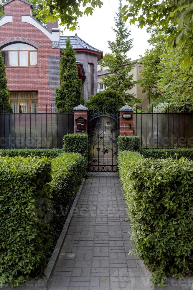 una casa nuova in un luogo rurale, una casa di campagna. foto