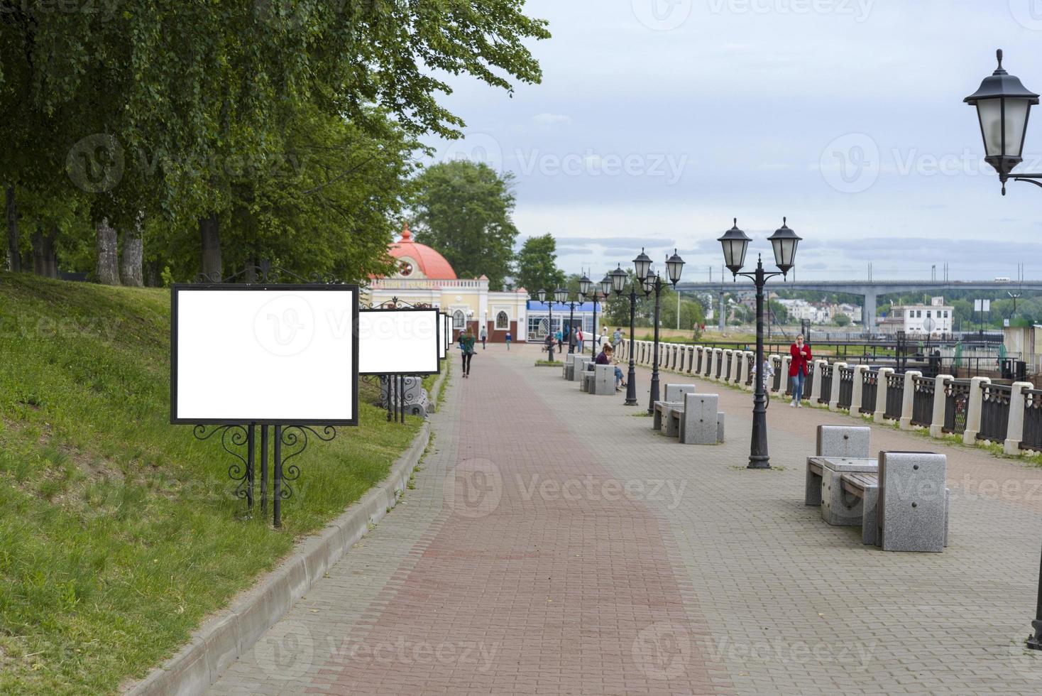 cartellone bianco mock up, bacheca informativa pubblica con spazio per la copia sulla strada, vicino al porto. foto