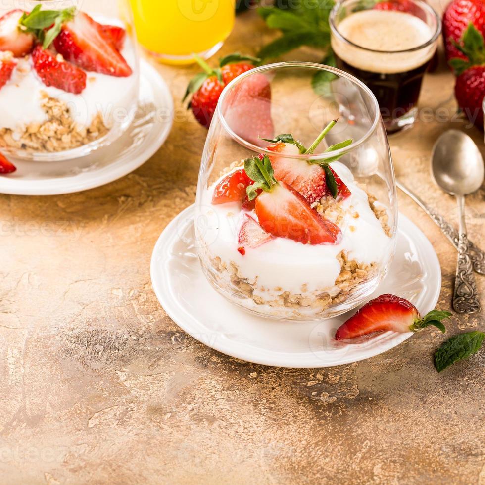 colazione sana con muesli e frutti di bosco foto